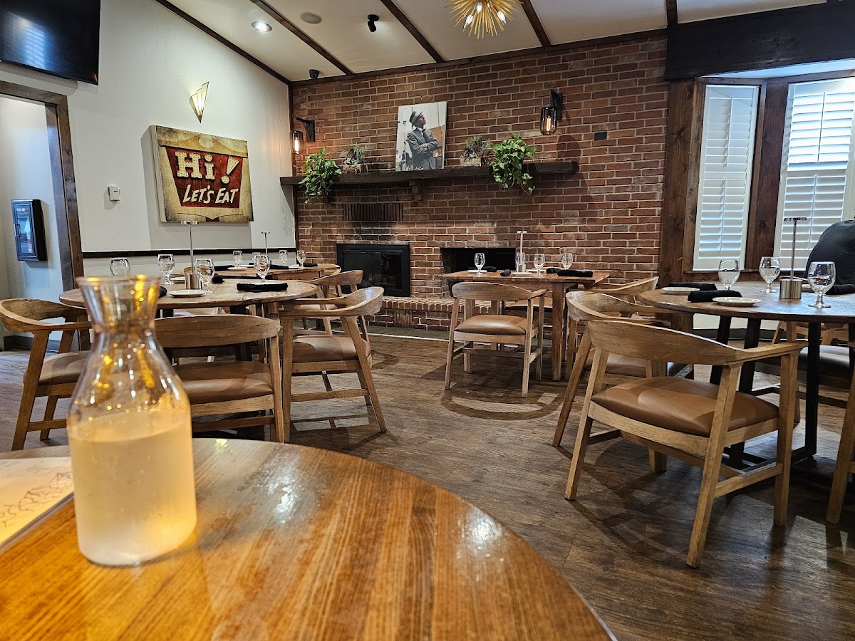 Fred's Hickory Inn logo