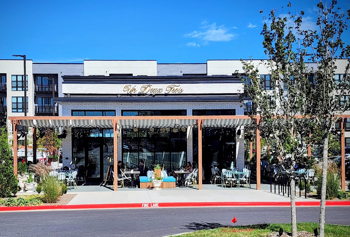 Un Deux Trois Café logo