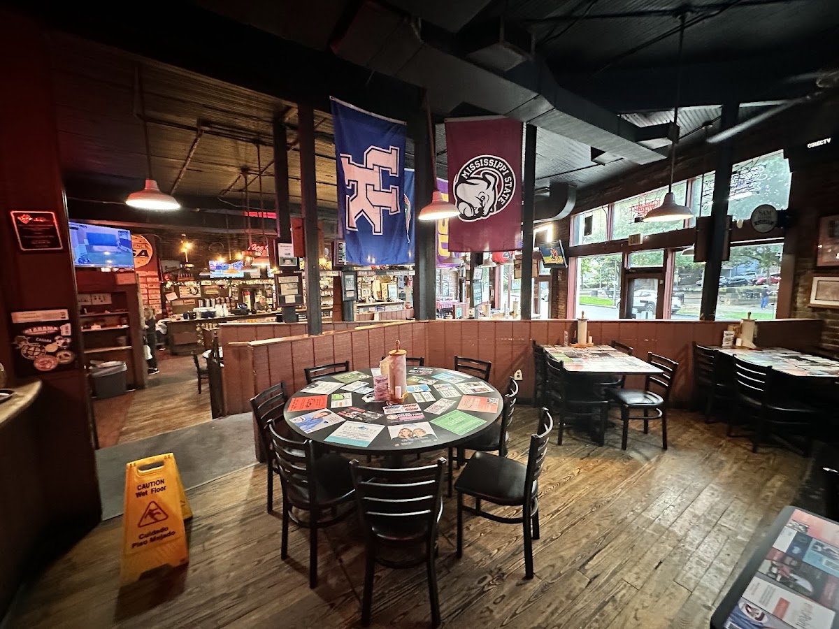 Dreamland BBQ Interior Photo - Dreamland BBQ American in Birmingham, AL