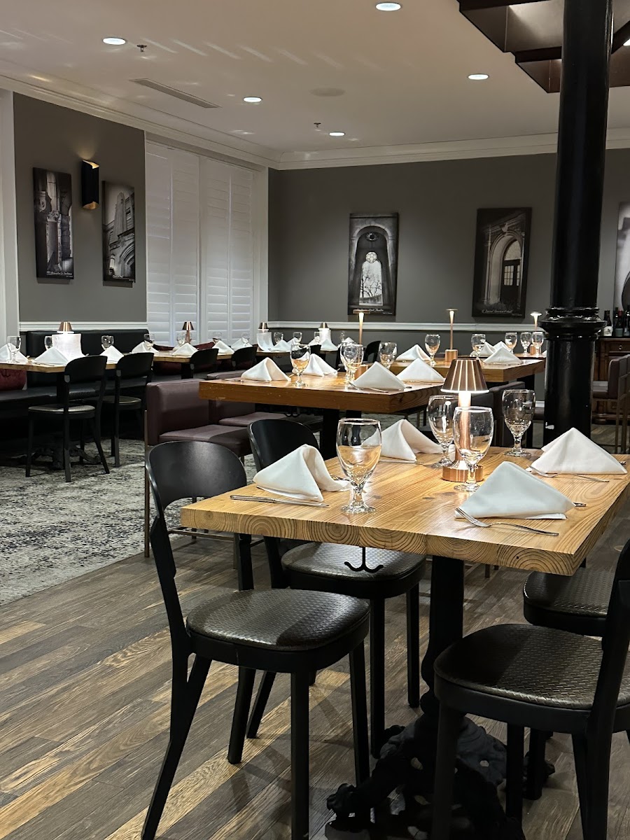 Ella's Table Interior Photo - Ella's Table Restaurant in Fayetteville, AR