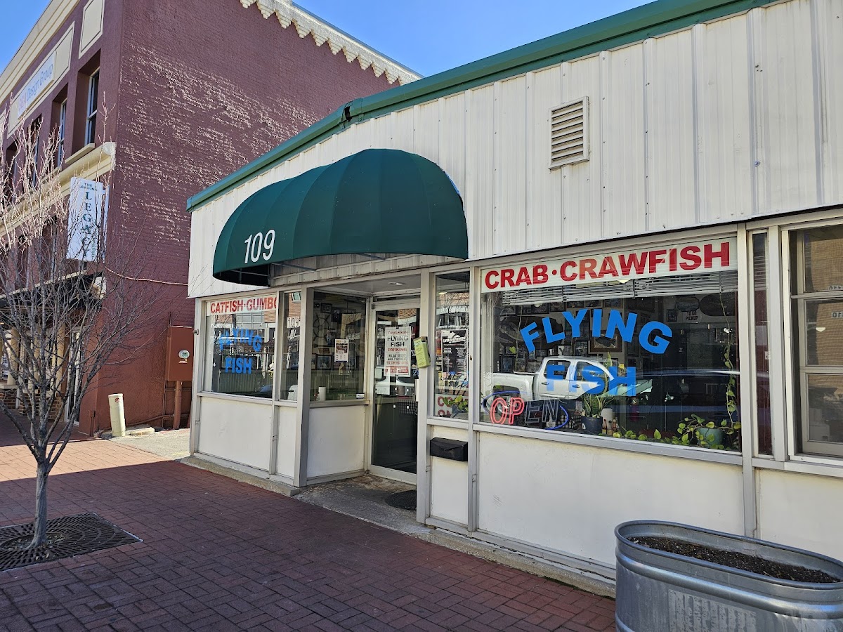 Flying Fish Interior Photo - Flying Fish Seafood in Bentonville, AR