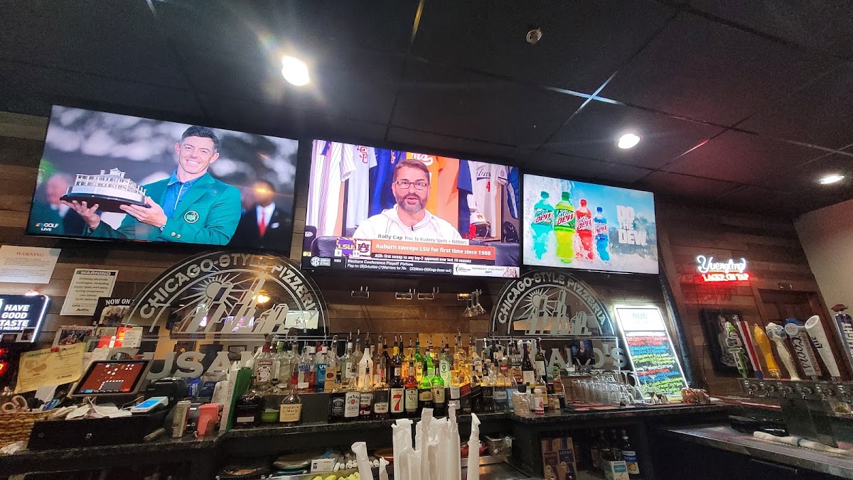 Gusano's Chicago-Style Pizzeria Interior Photo - Gusano's Chicago-Style Pizzeria Pizza in Bella Vista, AR