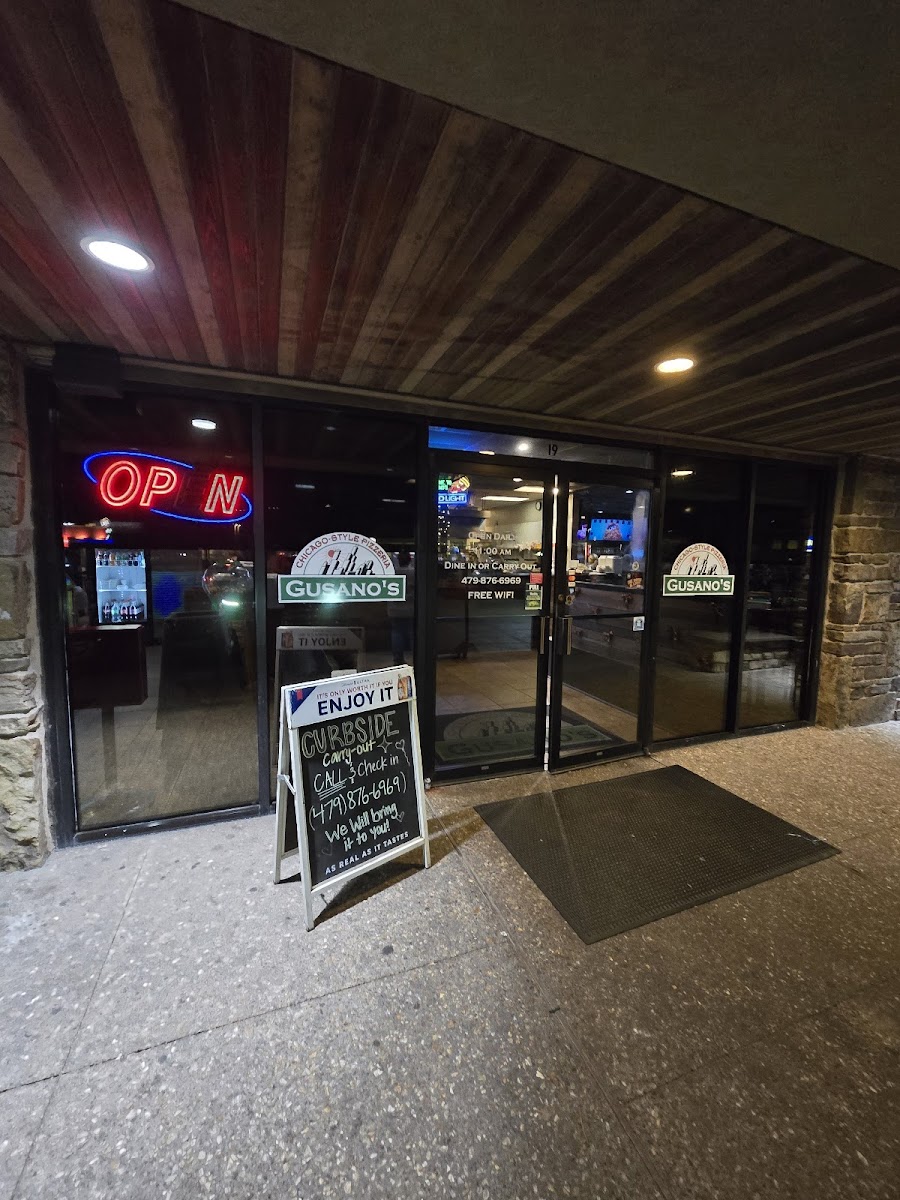 Gusano's Chicago-Style Pizzeria Exterior Photo - Gusano's Chicago-Style Pizzeria Pizza in Bella Vista, AR