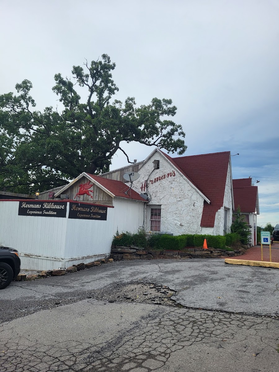 Herman's Ribhouse Exterior Photo - Herman's Ribhouse Restaurant in Fayetteville, AR