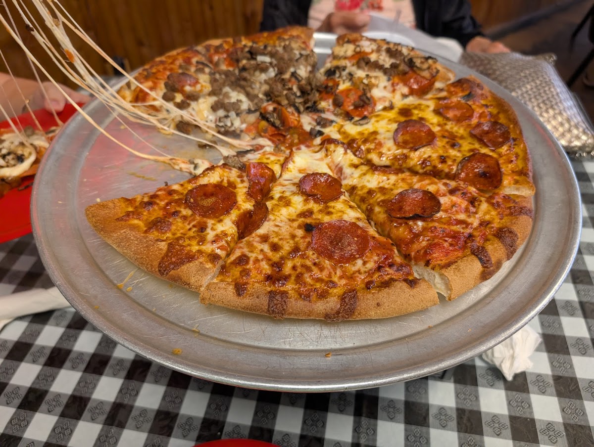 Jim's Razorback Pizza Food Photo - Jim's Razorback Pizza Pizza in Jane, MO