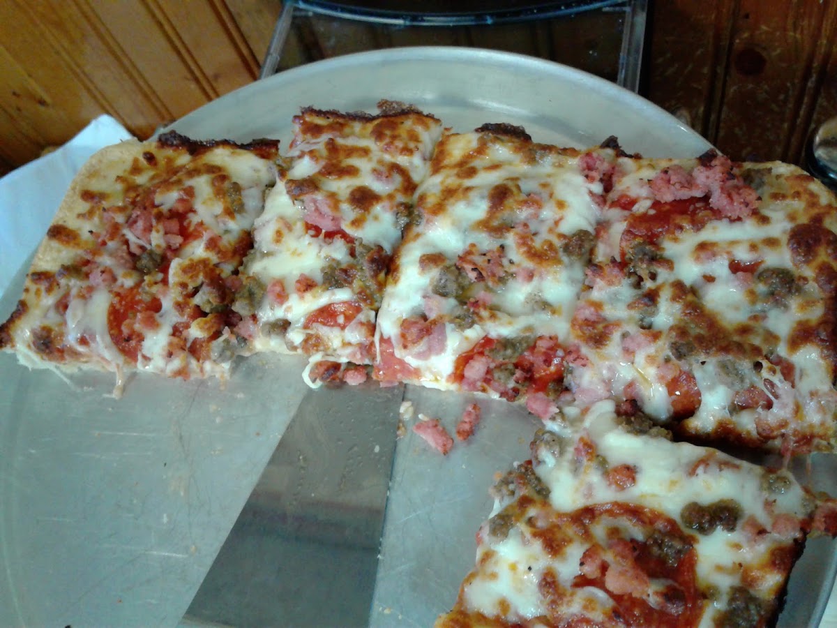 Jim's Razorback Pizza Food Photo - Jim's Razorback Pizza Pizza in Jane, MO