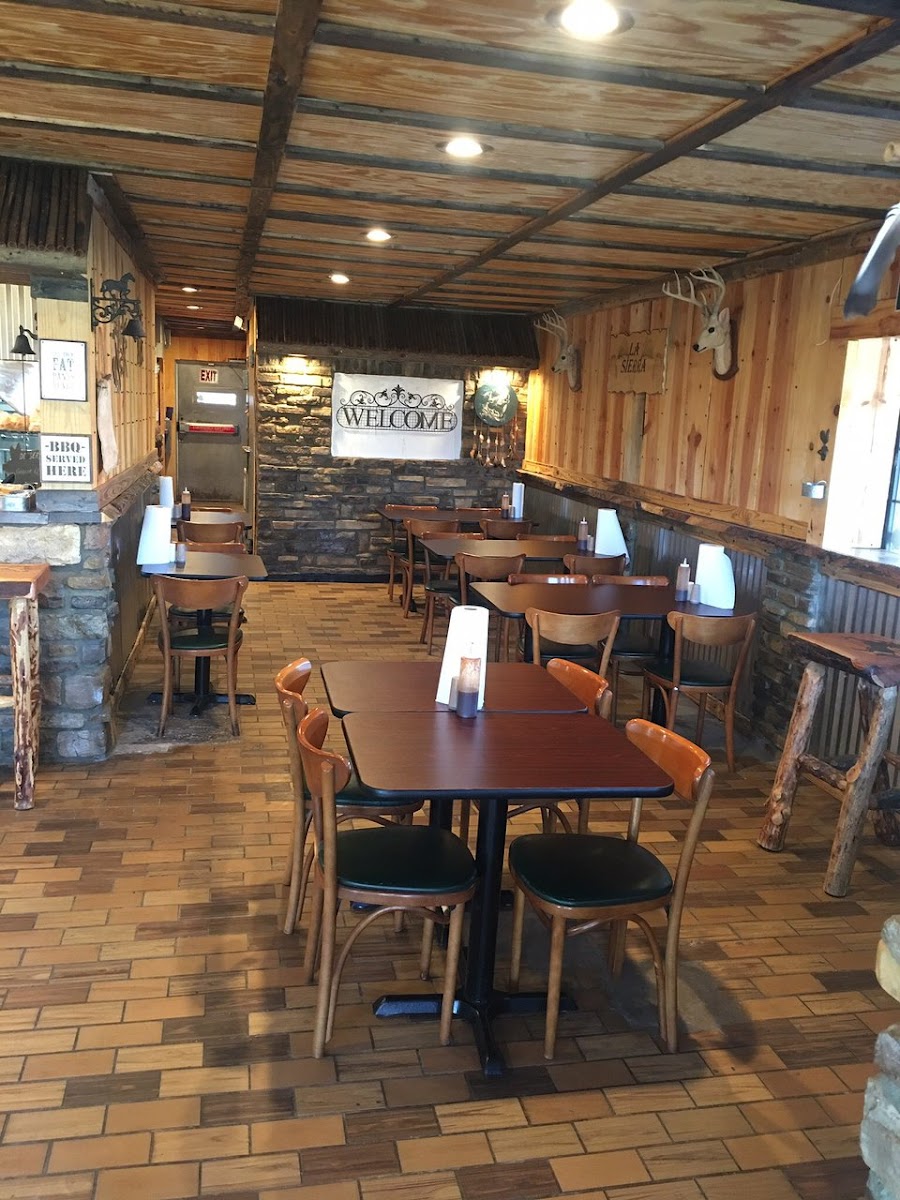 La Sierra Mesquite Smoked BBQ Interior Photo - La Sierra Mesquite Smoked BBQ BBQ in Roswell, NM