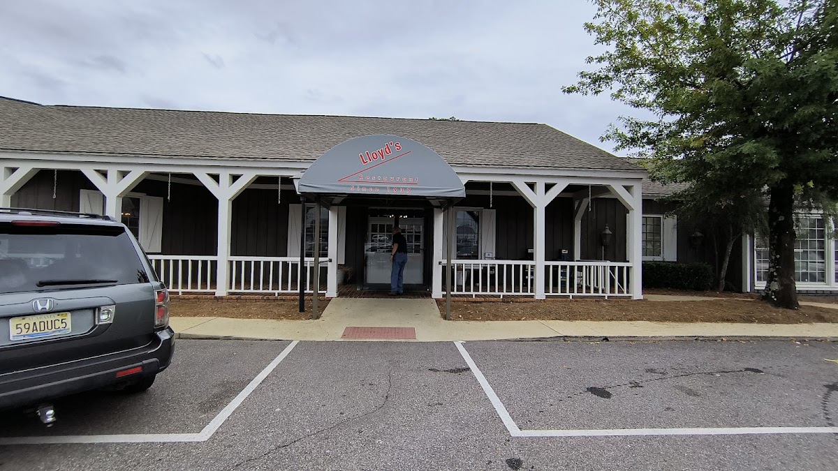 Lloyd's Restaurant Interior Photo - Lloyd's Restaurant BBQ in Birmingham, AL
