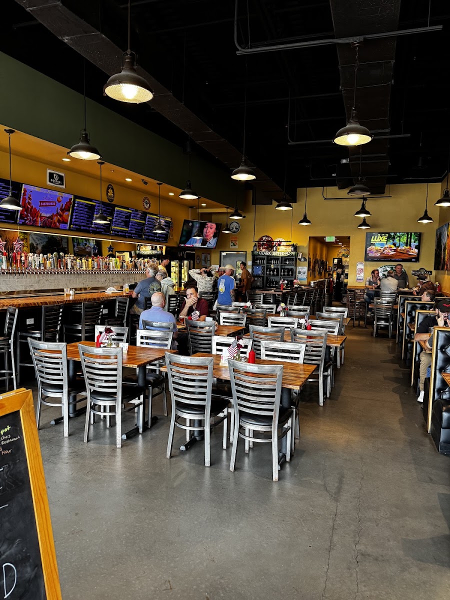Uptown Kitchen + Taphouse Interior Photo - Uptown Kitchen + Taphouse American in Rogers, AR