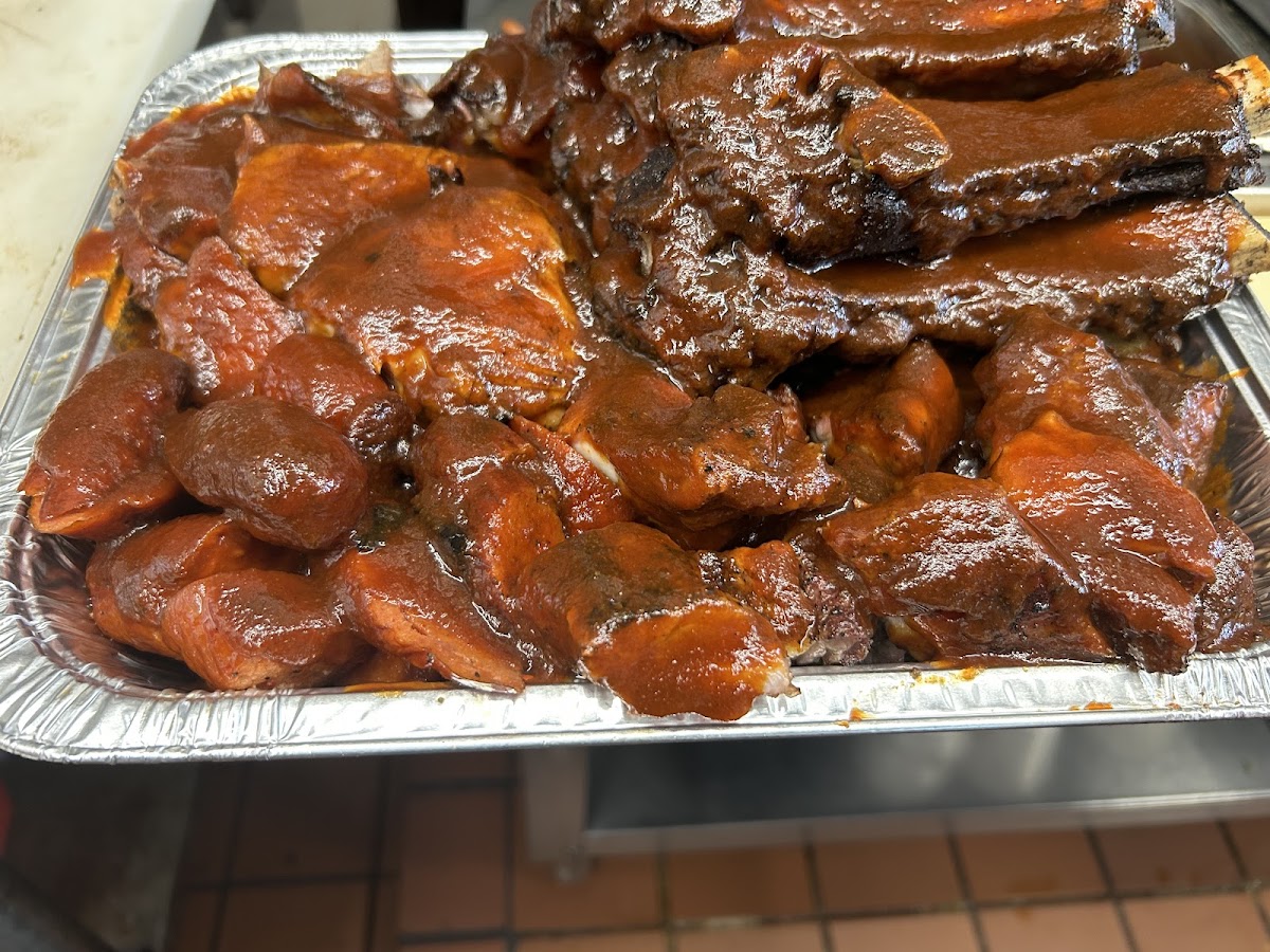 Woody's Bar-B-Que Food Photo - Woody's Bar-B-Que BBQ in Inglewood, CA